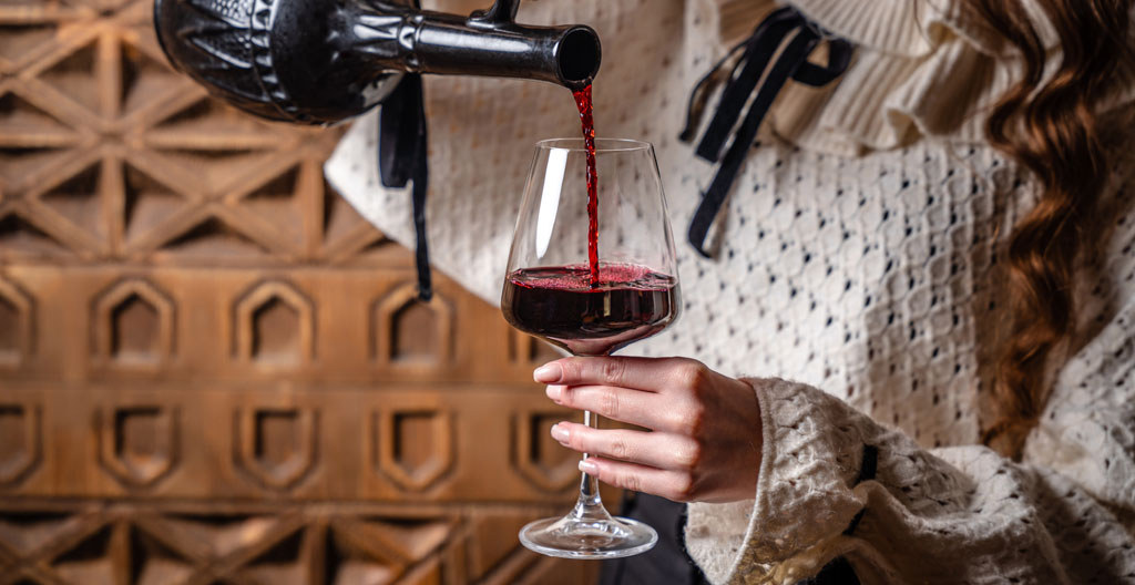 Gros plan sur le buvant fin d'un verre cristallin avant dégustation de vin